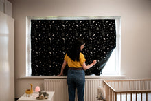 Carica l'immagine nel visualizzatore di Gallery, Tommee Tippee Portable Blackout Blind Large