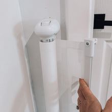 Carica l'immagine nel visualizzatore di Gallery, Dreambaby Glide 'n' Hide Retractable Stair Gate