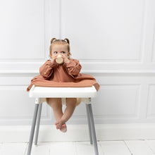 Carica l'immagine nel visualizzatore di Gallery, Bibado Coverall Weaning Bib with Sleeves for Mess-Free Mealtime Adventures