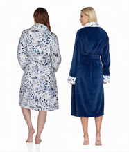 تحميل الصورة إلى عارض المعرض، 6 Pack Ladies Supersoft Fleece Blue Leopard Print Shawl Collar Robe