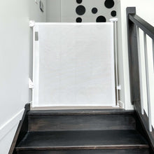 Carica l'immagine nel visualizzatore di Gallery, Dreambaby Glide 'n' Hide Retractable Stair Gate
