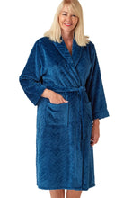 تحميل الصورة إلى عارض المعرض، Ladies Deco Embossed Fleece Shawl Collar Robe

