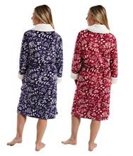 تحميل الصورة إلى عارض المعرض، Ladies Leaf Silhouette Embossed Cosy Sherpa Trim Shawl Collar Robe
