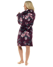 Carica l'immagine nel visualizzatore di Gallery, Foxbury Ladies Soft Feel Purple Floral Print Flannel Fleece Robe
