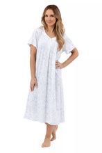 Carica l'immagine nel visualizzatore di Gallery, Marlon Ladies Polycotton 45" Linear Floral White Ground Longer Length Nightdress
