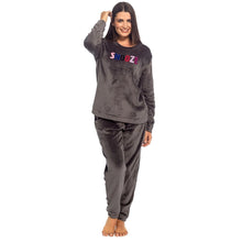 Lade das Bild in den Galerie-Viewer, Ladies Soft Feel Snooze Fleece Pyjamas
