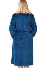 تحميل الصورة إلى عارض المعرض، Ladies Deco Embossed Fleece Shawl Collar Robe
