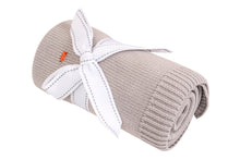 Lade das Bild in den Galerie-Viewer, Silver Cloud Treetops Knitted Blanket
